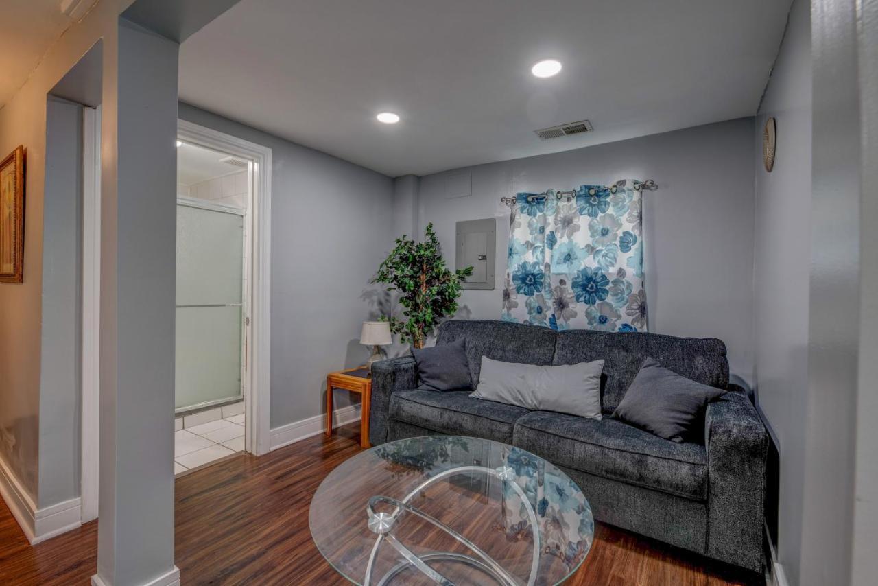 Spacious 5-br House Near Transit W Parking Casa de Férias Chicago