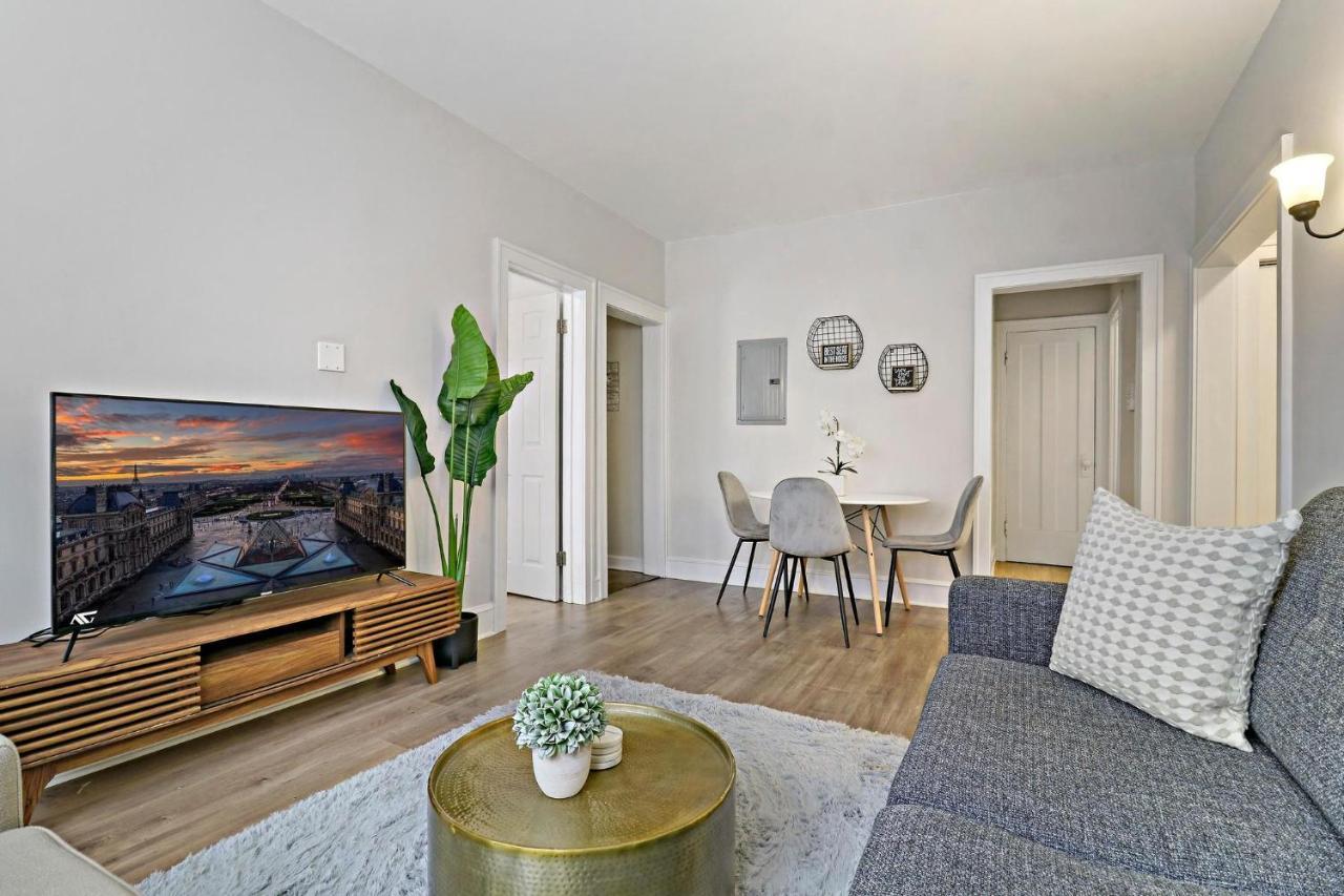 Warm & Lovely 2br Close To Dining & Shops - Touhy 1s Appartement *