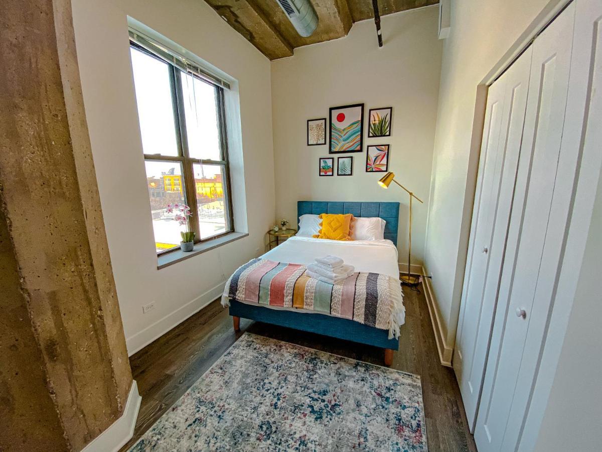 Spacious And Luxurious 3Br Near Mccormick Place And Soldier Field With Optional Parking - Sleeps 10 *