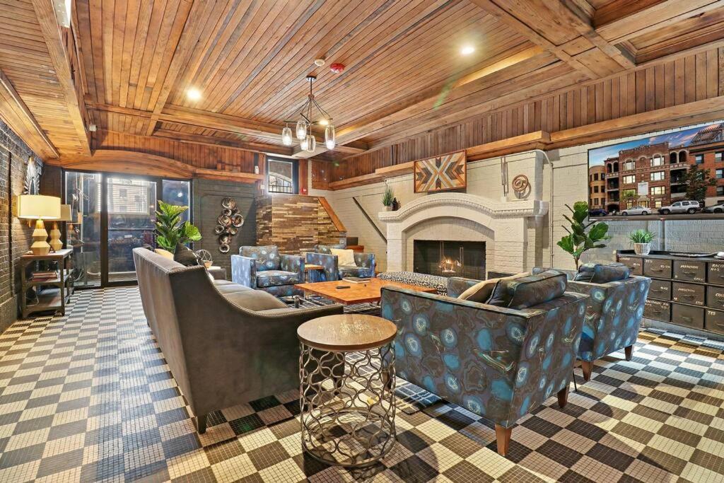 & Comfy Close To Shops & Dining - Montrose 210 & 212 *