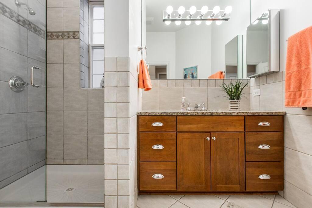 The Wrigleyville Deluxe -steps From Wrigley Sleeps 10 Apartment