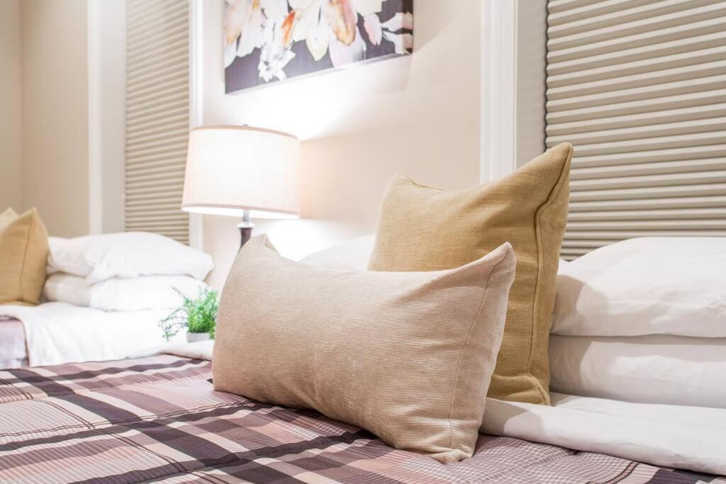 The Wrigleyville Deluxe -steps From Wrigley Sleeps 10 Apartment Chicago