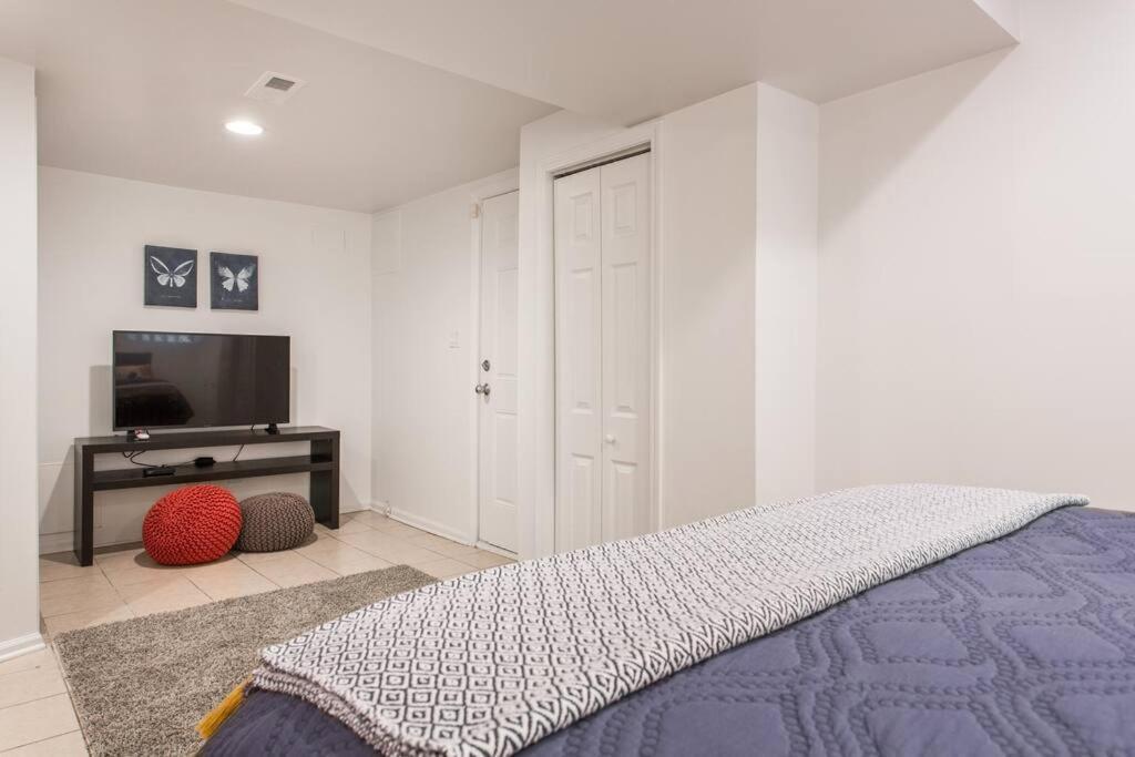 The Wrigleyville Deluxe -steps From Wrigley Sleeps 10 *