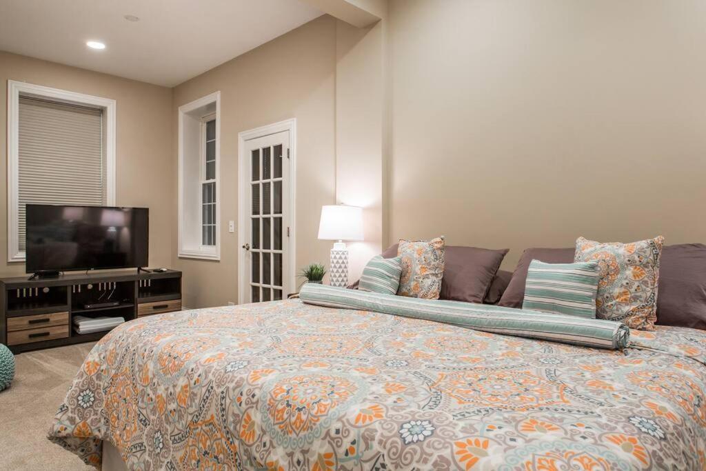 The Wrigleyville Deluxe -steps From Wrigley Sleeps 10 Apartment Chicago