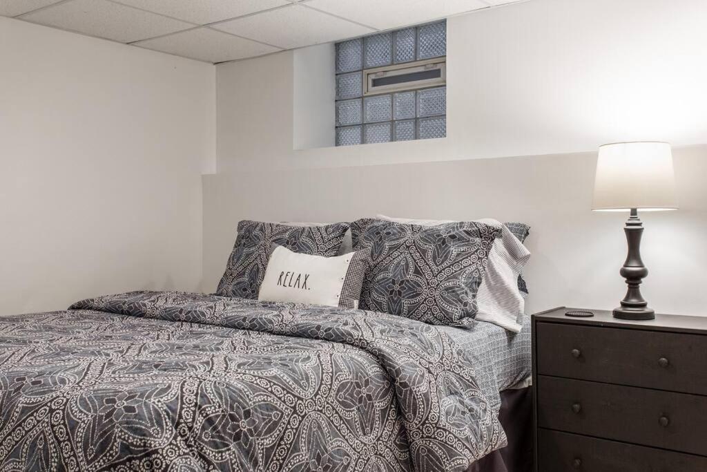 The Wrigleyville Deluxe -steps From Wrigley Sleeps 10 Apartment *