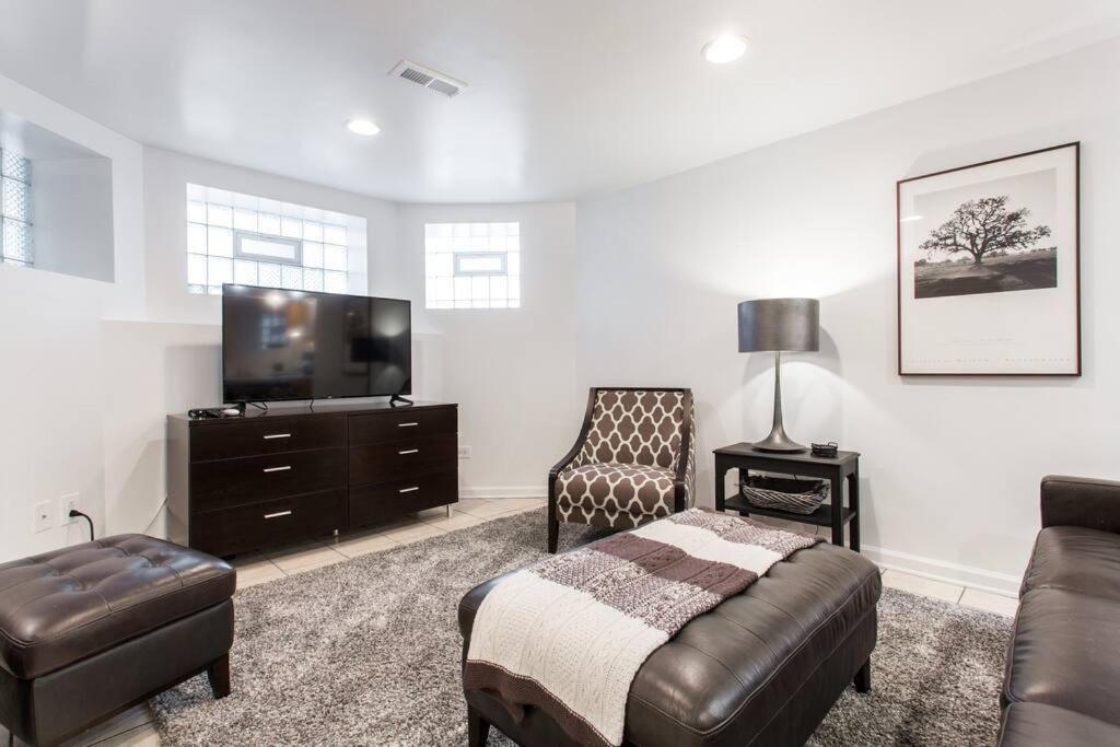 The Wrigleyville Deluxe -steps From Wrigley Sleeps 10 Chicago