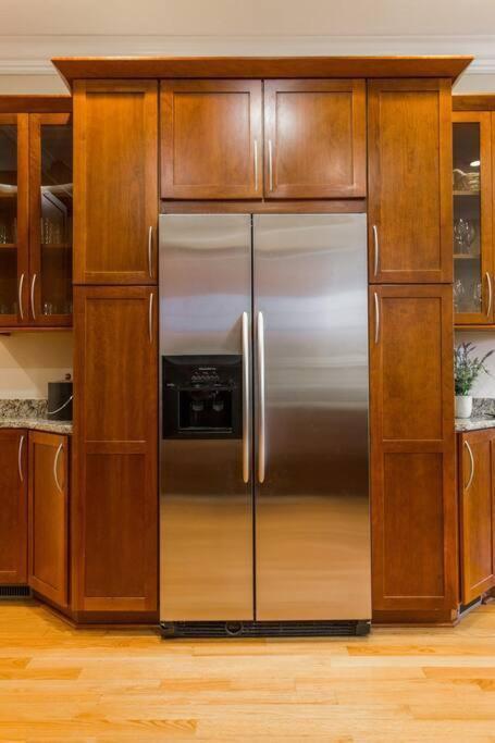 The Wrigleyville Deluxe -steps From Wrigley Sleeps 10