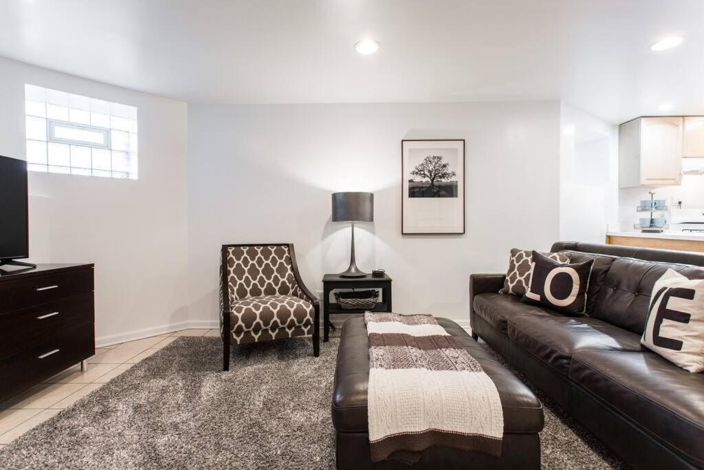 The Wrigleyville Deluxe -steps From Wrigley Sleeps 10 * Chicago