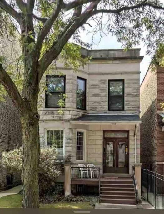 Apartment The Wrigleyville Deluxe -steps From Wrigley Sleeps 10 Chicago