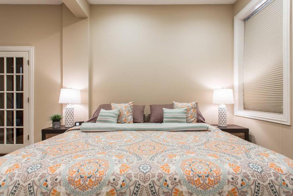 The Wrigleyville Deluxe -steps From Wrigley Sleeps 10 Apartment Chicago