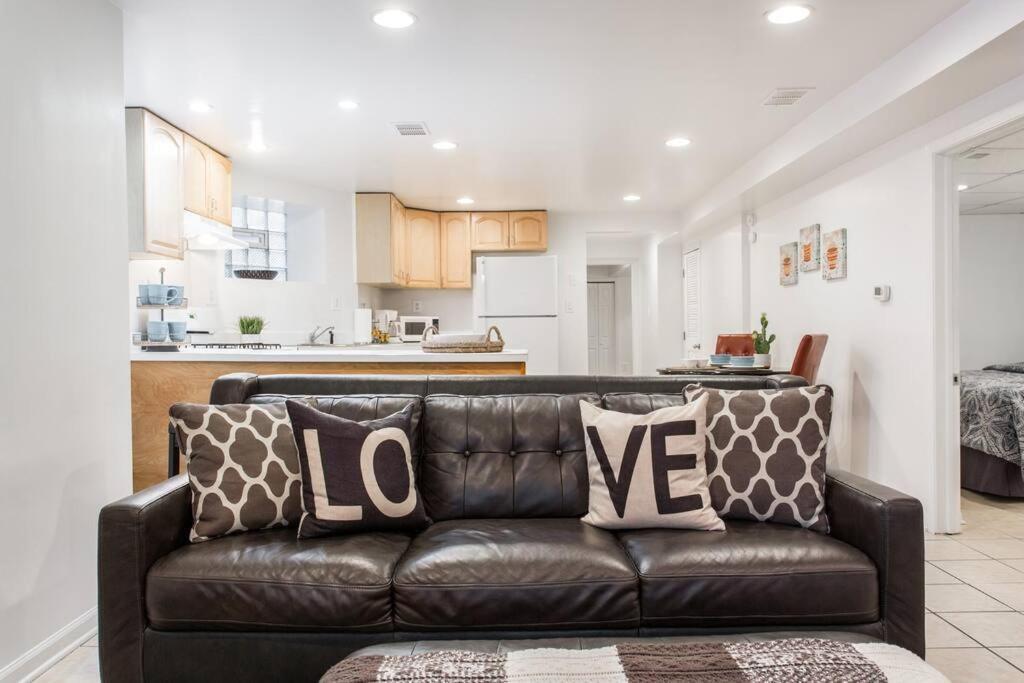 Apartment The Wrigleyville Deluxe -steps From Wrigley Sleeps 10