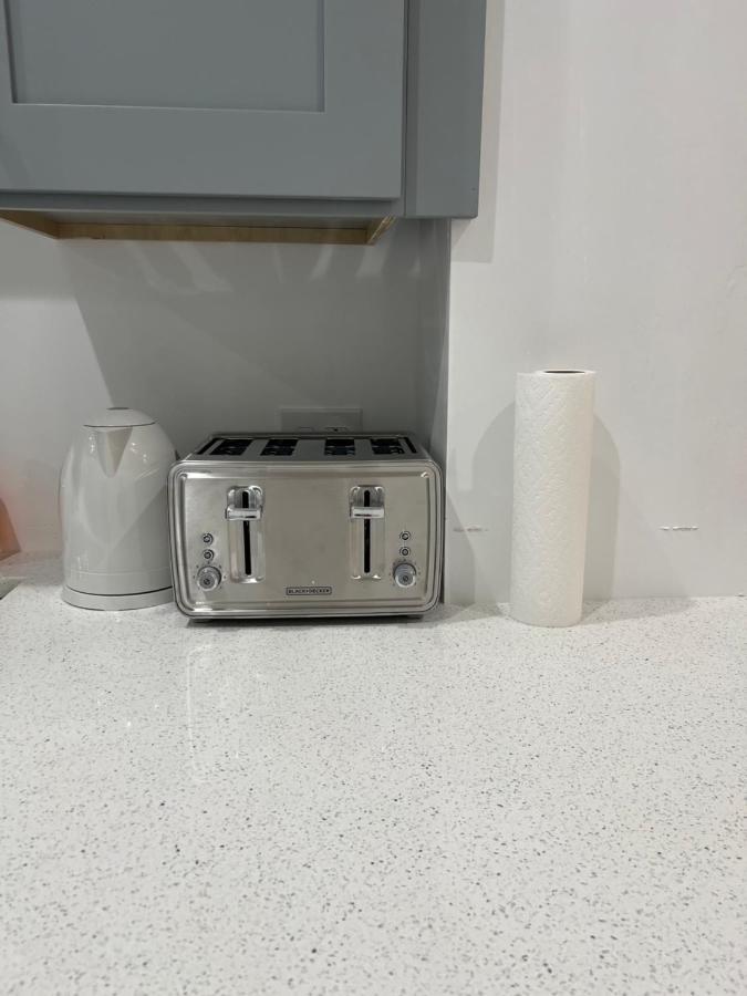 Apartment Adorable 2 Bedroom With Free Street Parking *