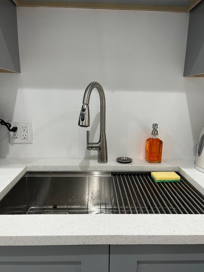 Adorable 2 Bedroom With Free Street Parking *