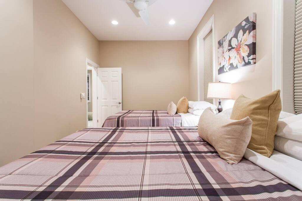 The Wrigleyville Vip-200 Steps From Wrigley Field Apartment