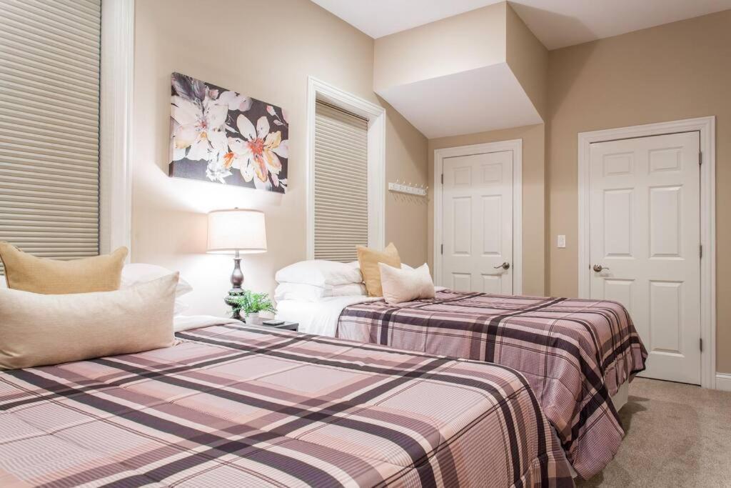 Apartment The Wrigleyville Deluxe -steps From Wrigley Sleeps 10 Chicago