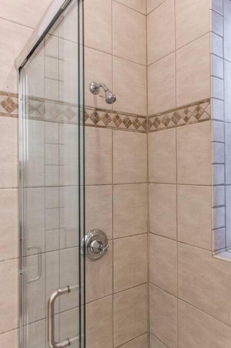 The Wrigleyville Deluxe -steps From Wrigley Sleeps 10 * Chicago