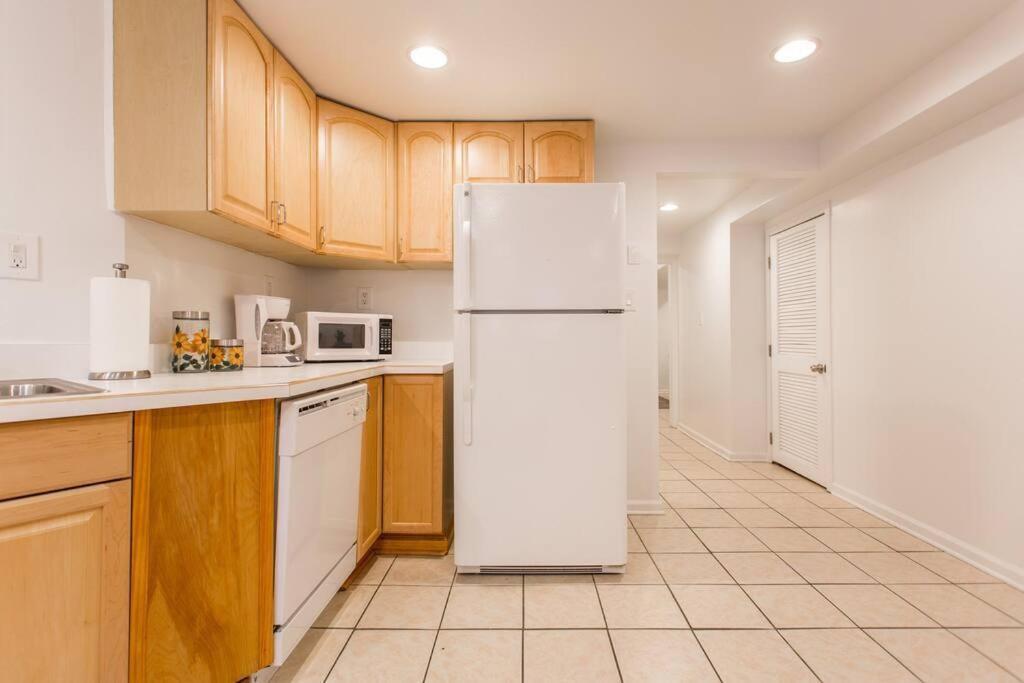 Apartment The Wrigleyville Deluxe -steps From Wrigley Sleeps 10 Chicago