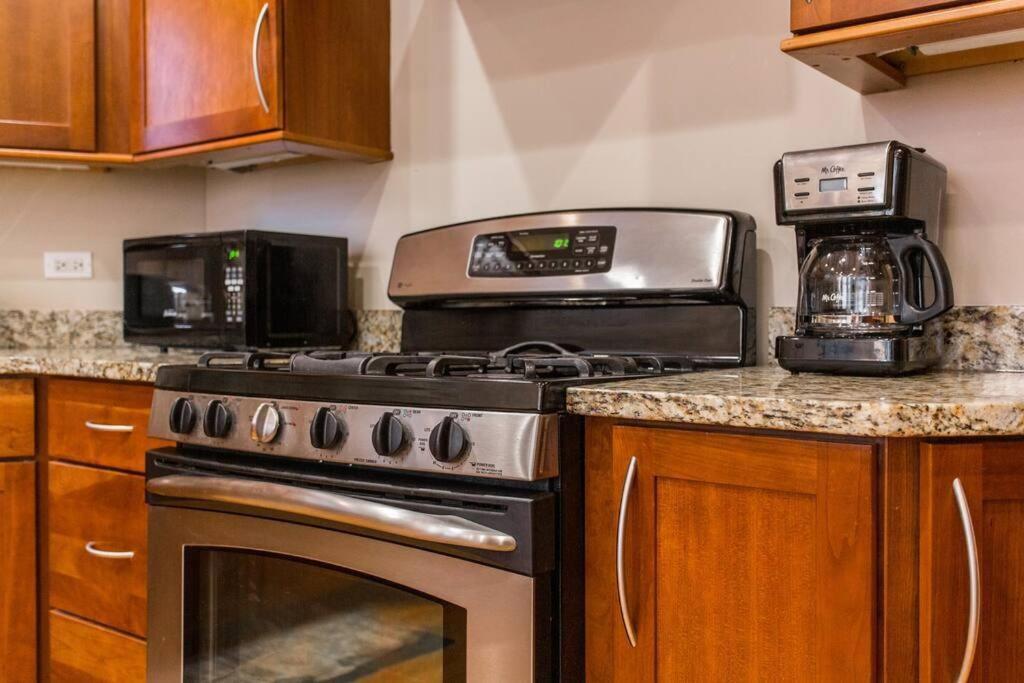 The Wrigleyville Deluxe -steps From Wrigley Sleeps 10 Apartment *