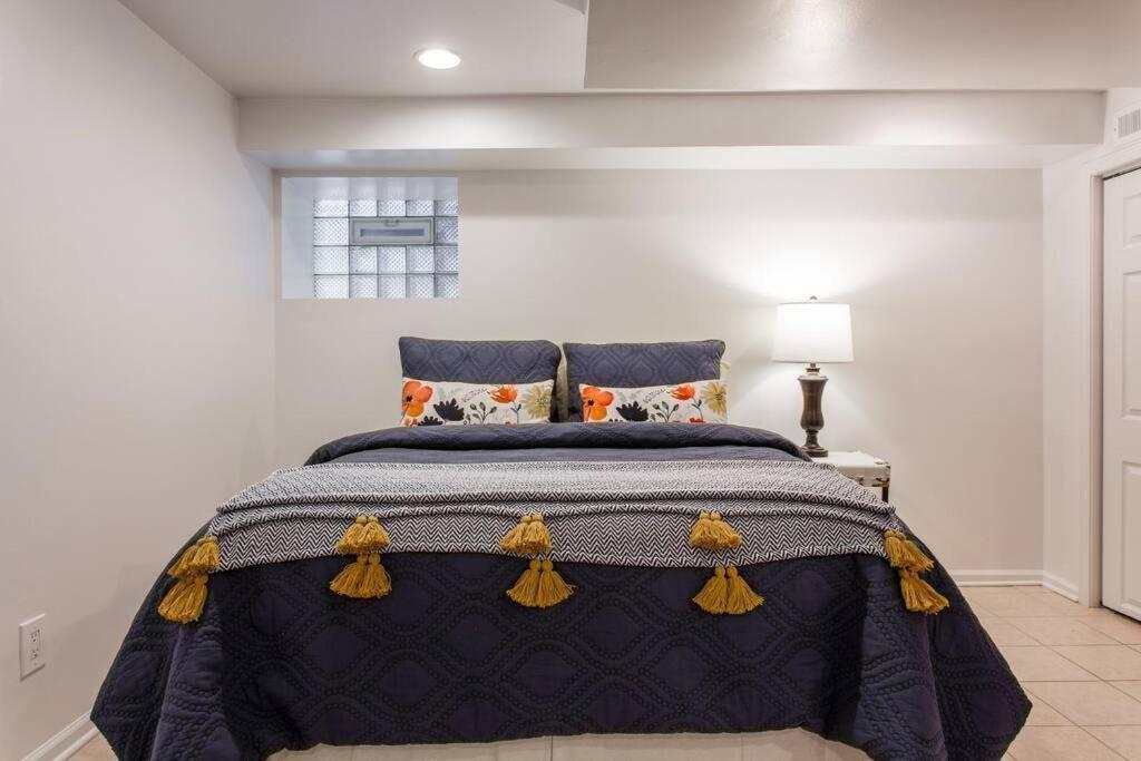 The Wrigleyville Deluxe -steps From Wrigley Sleeps 10 *