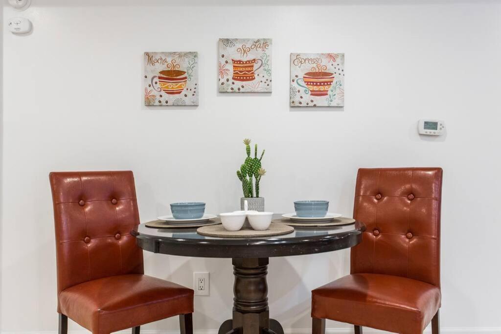 The Wrigleyville Deluxe -steps From Wrigley Sleeps 10