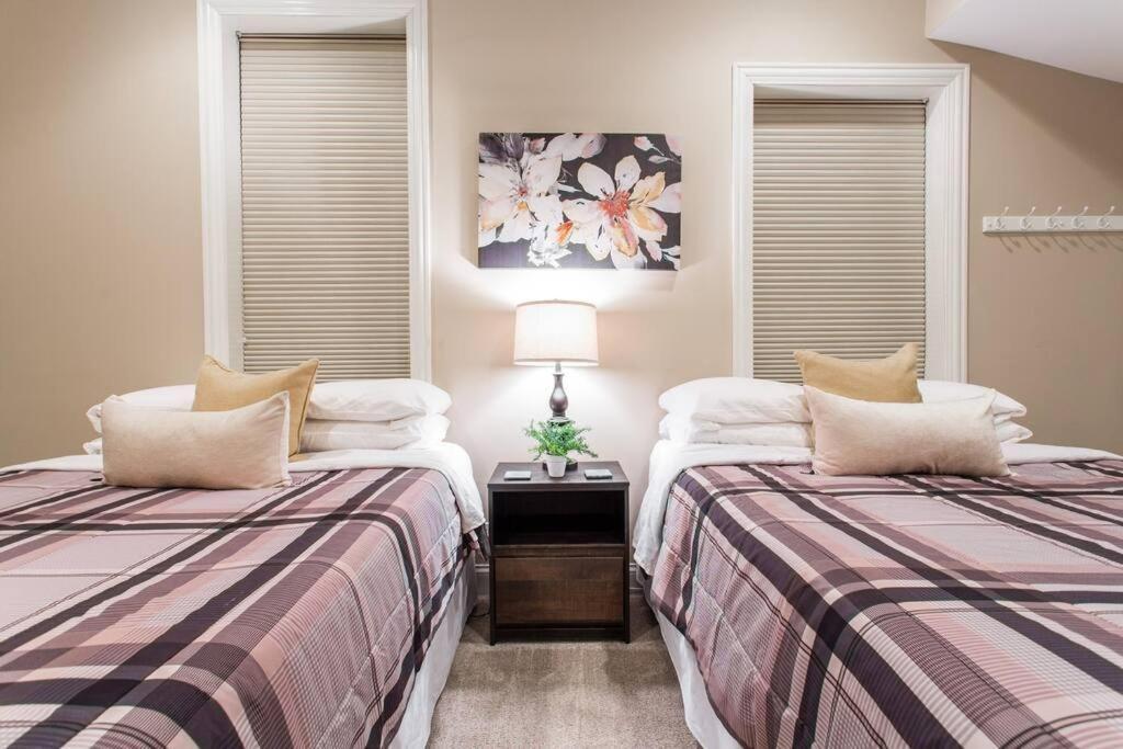 The Wrigleyville Deluxe -steps From Wrigley Sleeps 10 * Chicago
