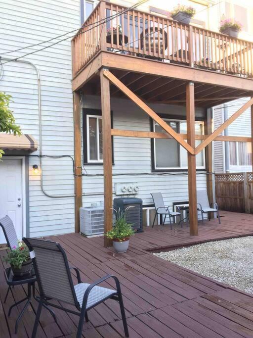 The Wrigleyville Deluxe -steps From Wrigley Sleeps 10 * Chicago