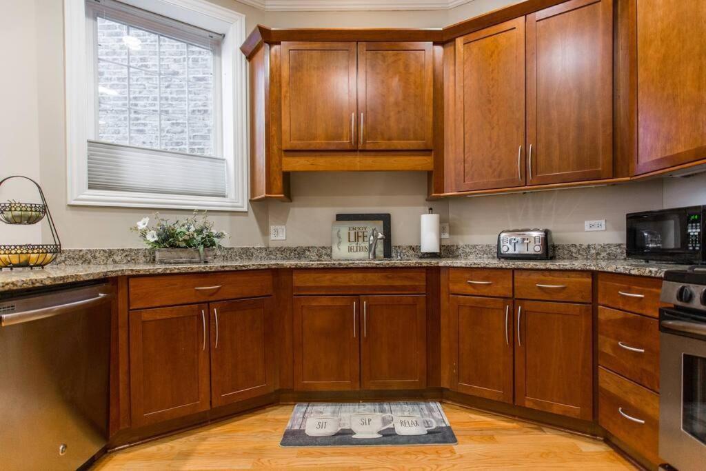 The Wrigleyville Deluxe -steps From Wrigley Sleeps 10 Apartment *