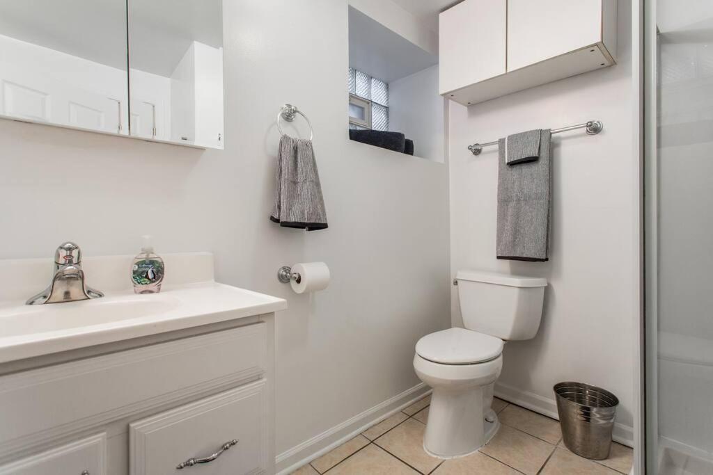 The Wrigleyville Deluxe -steps From Wrigley Sleeps 10