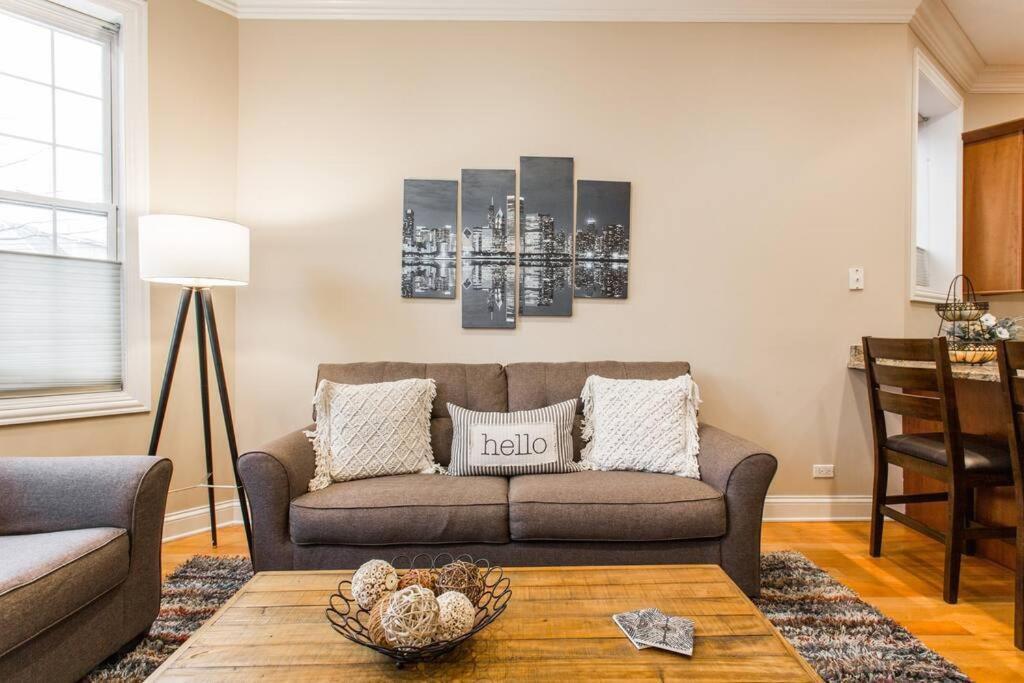 The Wrigleyville Deluxe -steps From Wrigley Sleeps 10 *