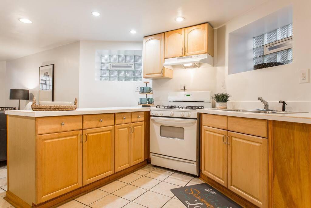 Apartment The Wrigleyville Deluxe -steps From Wrigley Sleeps 10 Chicago