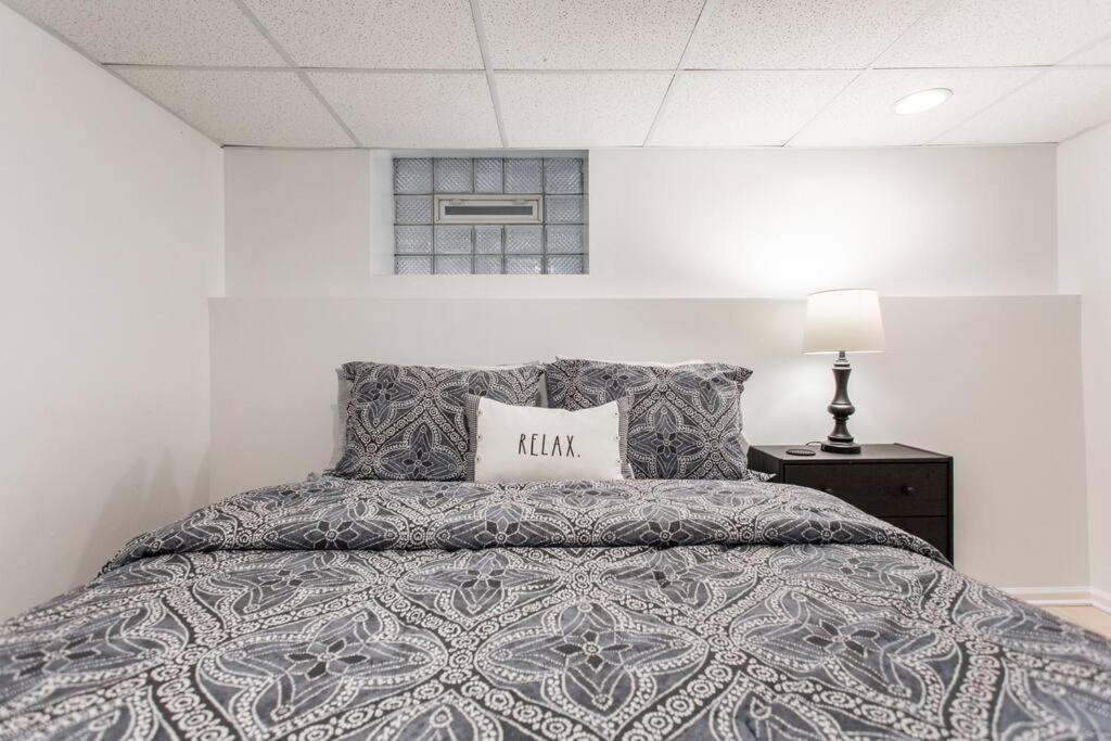 The Wrigleyville Deluxe -steps From Wrigley Sleeps 10 Apartment *
