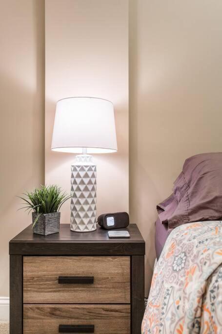 The Wrigleyville Deluxe -steps From Wrigley Sleeps 10 * Chicago