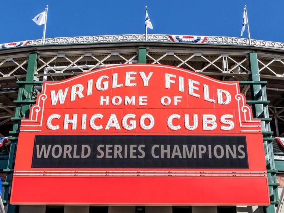 Apartment The Wrigleyville Deluxe -steps From Wrigley Sleeps 10 *