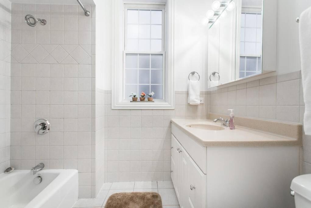 The Wrigleyville Deluxe -steps From Wrigley Sleeps 10 Apartment