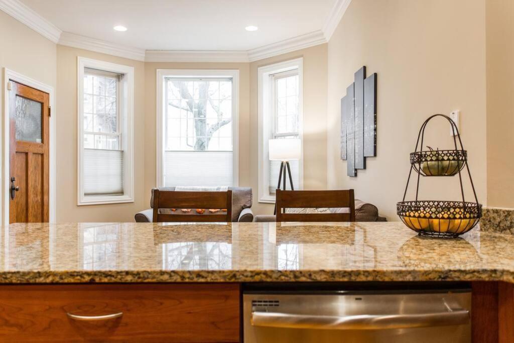 The Wrigleyville Deluxe -steps From Wrigley Sleeps 10 * Chicago