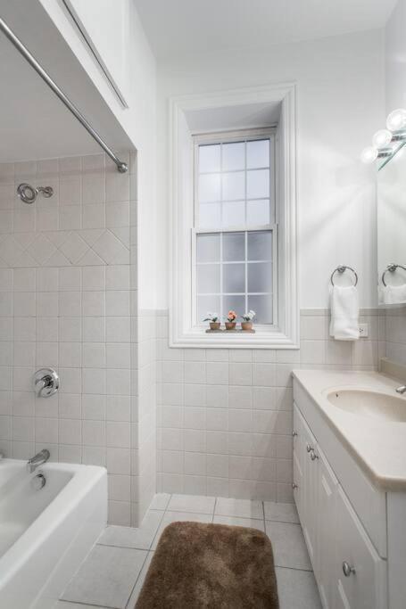 The Wrigleyville Deluxe -steps From Wrigley Sleeps 10 Chicago