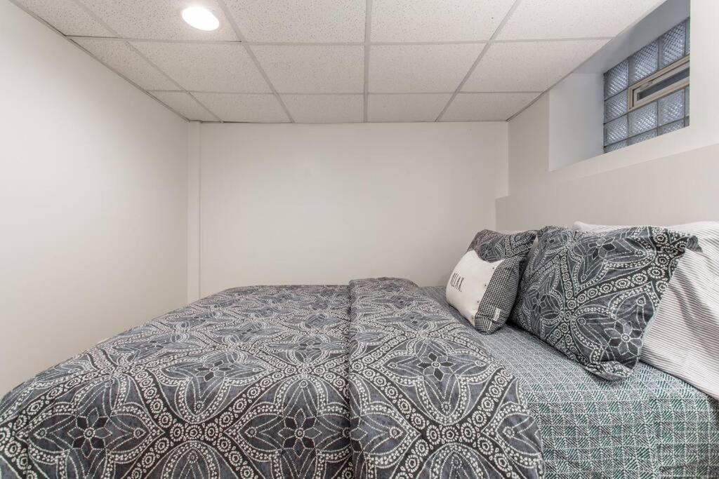 The Wrigleyville Deluxe -steps From Wrigley Sleeps 10 * Chicago