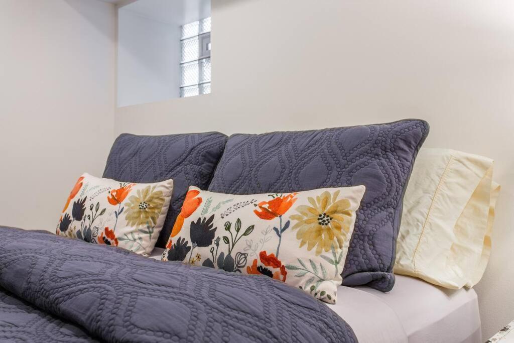 The Wrigleyville Deluxe -steps From Wrigley Sleeps 10 Apartment *