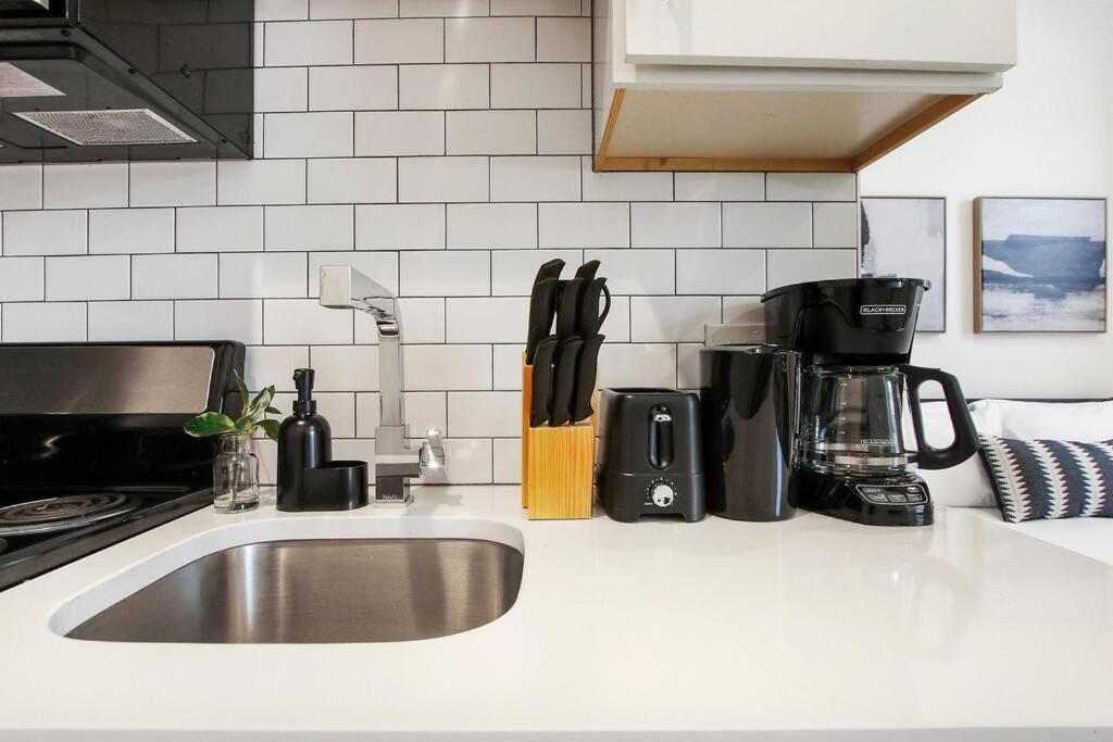 Cozy With In-unit Laundry And Wi-fi! - Montrose 111 *