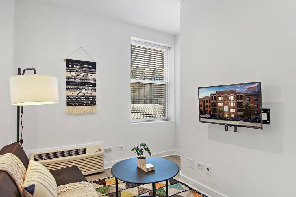 Apartment Cozy With In-unit Laundry And Wi-fi! - Montrose 111 Chicago