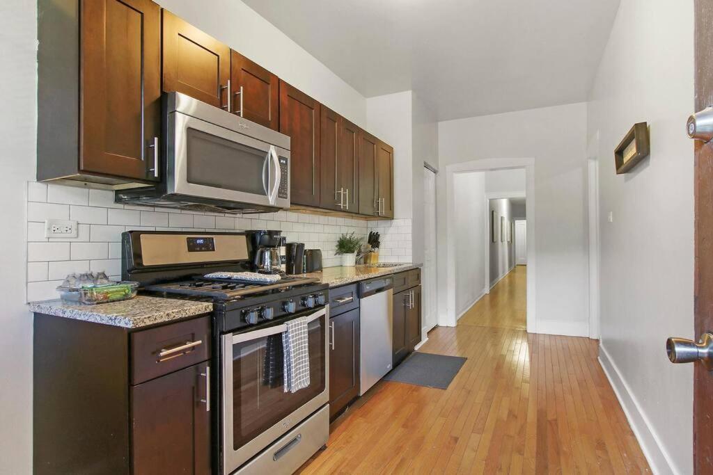 Charming 3br Close To Stores & Dining - Newgard 1n Apartment *