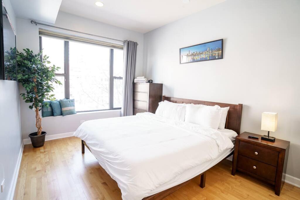 River North 3br/2ba: Huge, Parking, Center Apartment *