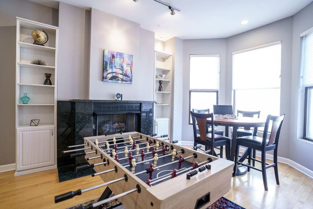 Apartment River North 3br/2ba: Huge, Parking, Center Chicago