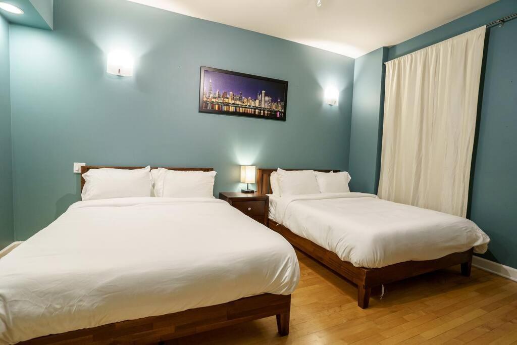 River North 3br/2ba: Huge, Parking, Center Apartment