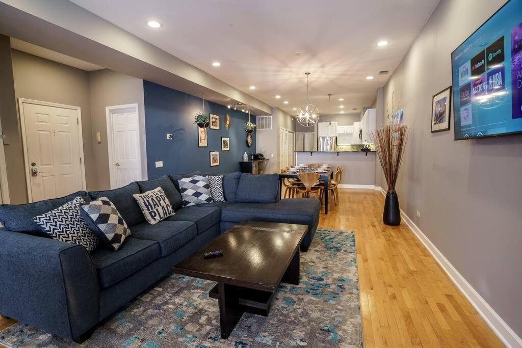 River North 3br/2ba: Huge, Parking, Center Apartment