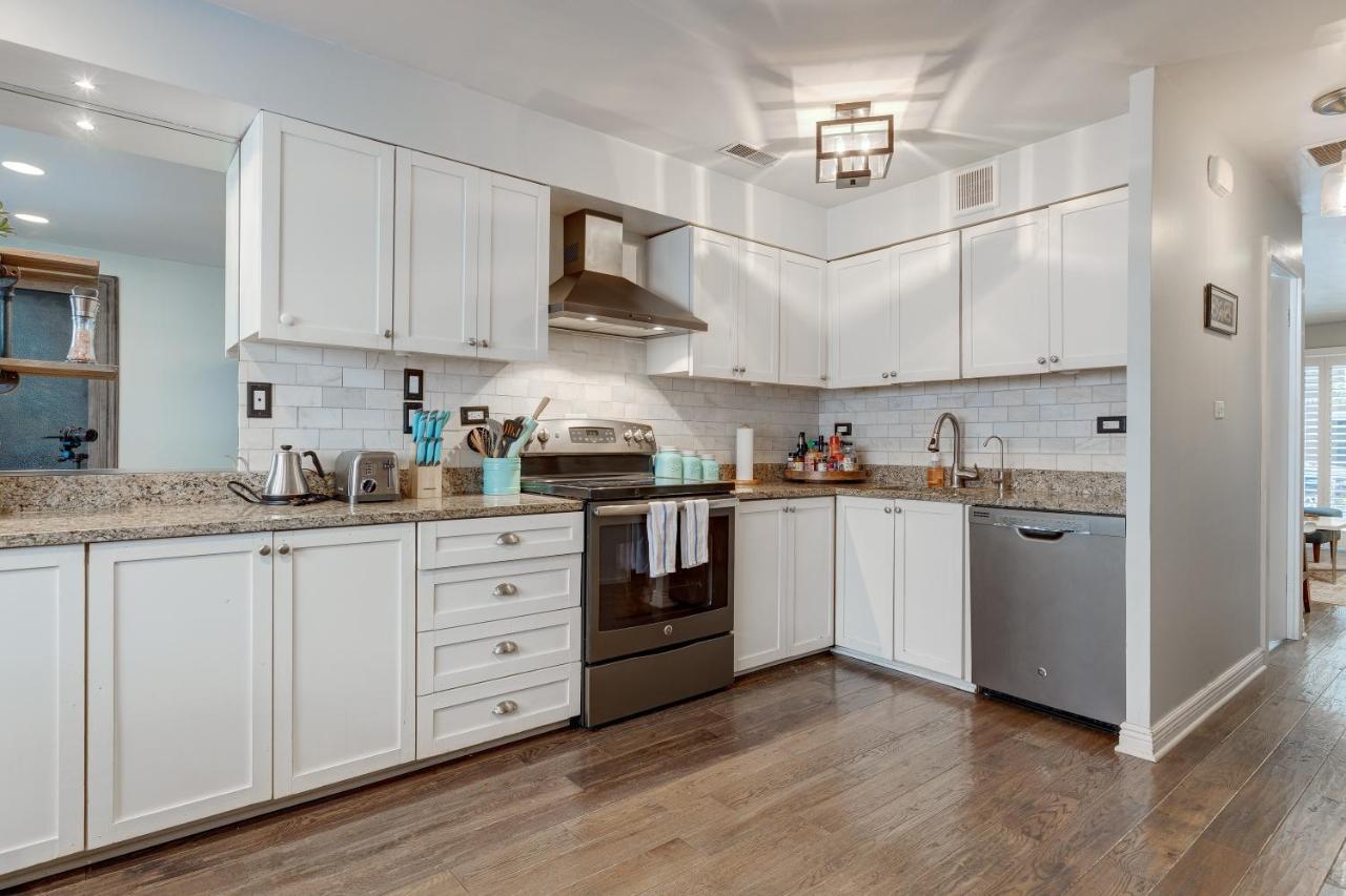Free Parking! Designed For Work And Play - Perfect For Any Traveler With 2 Work Spaces And Old Town Charm Townhouse Casa de Férias