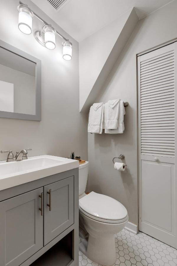 Holiday home Free Parking! Designed For Work And Play - Perfect For Any Traveler With 2 Work Spaces And Old Town Charm Townhouse Chicago