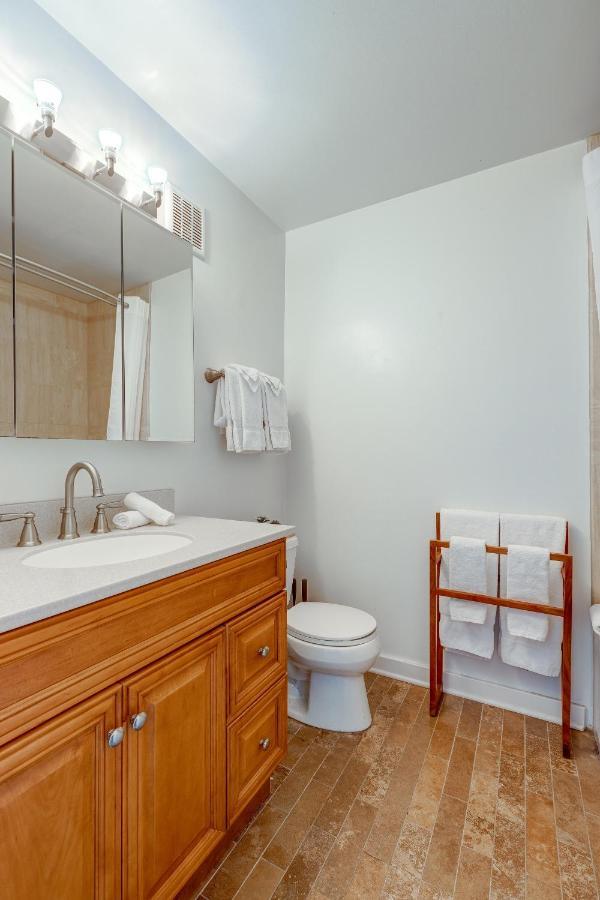 Free Parking! Designed For Work And Play - Perfect For Any Traveler With 2 Work Spaces And Old Town Charm Townhouse Chicago