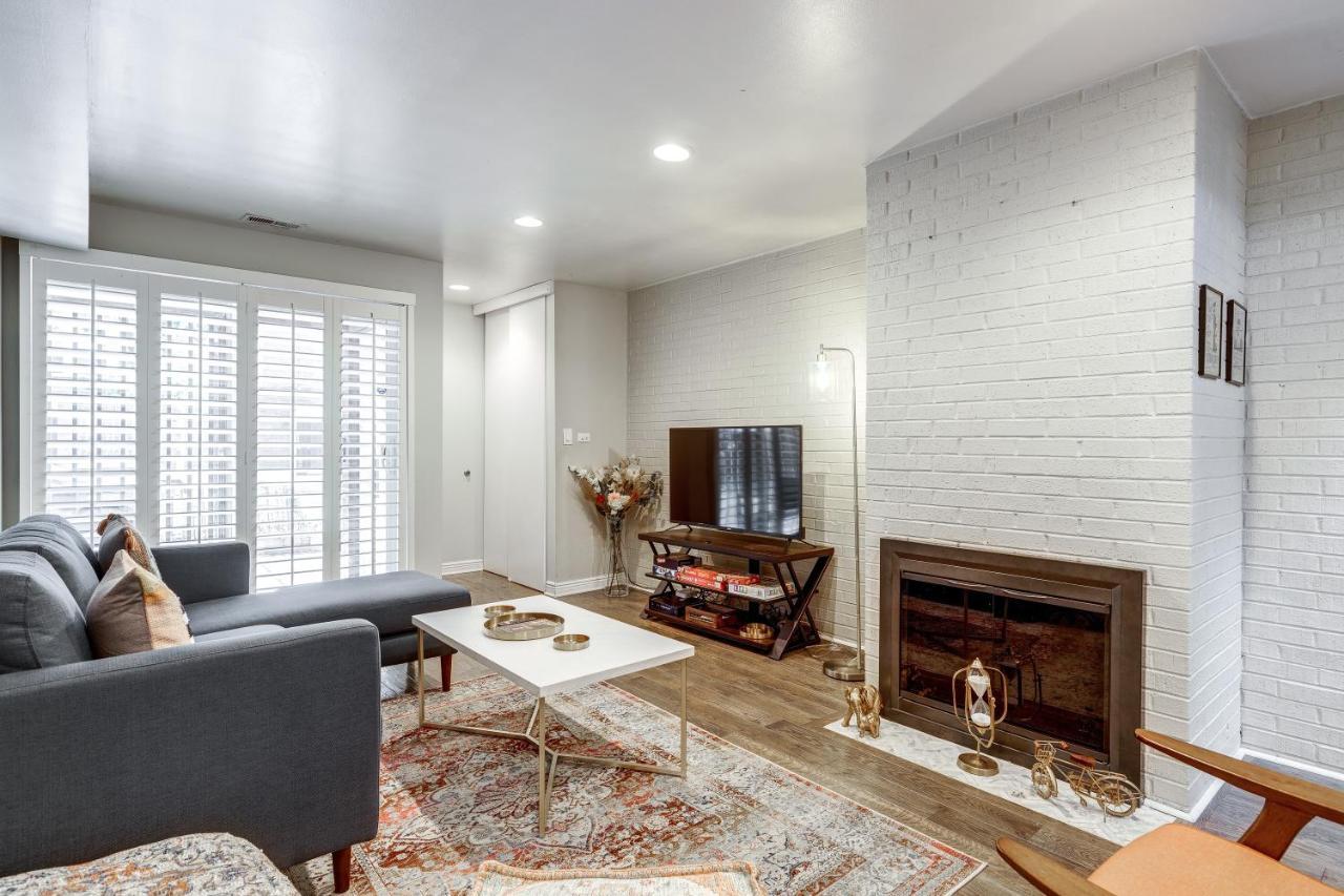 Free Parking! Designed For Work And Play - Perfect For Any Traveler With 2 Work Spaces And Old Town Charm Townhouse Casa de Férias