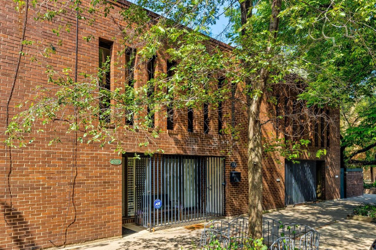 Free Parking! Designed For Work And Play - Perfect For Any Traveler With 2 Work Spaces And Old Town Charm Townhouse Holiday home Chicago